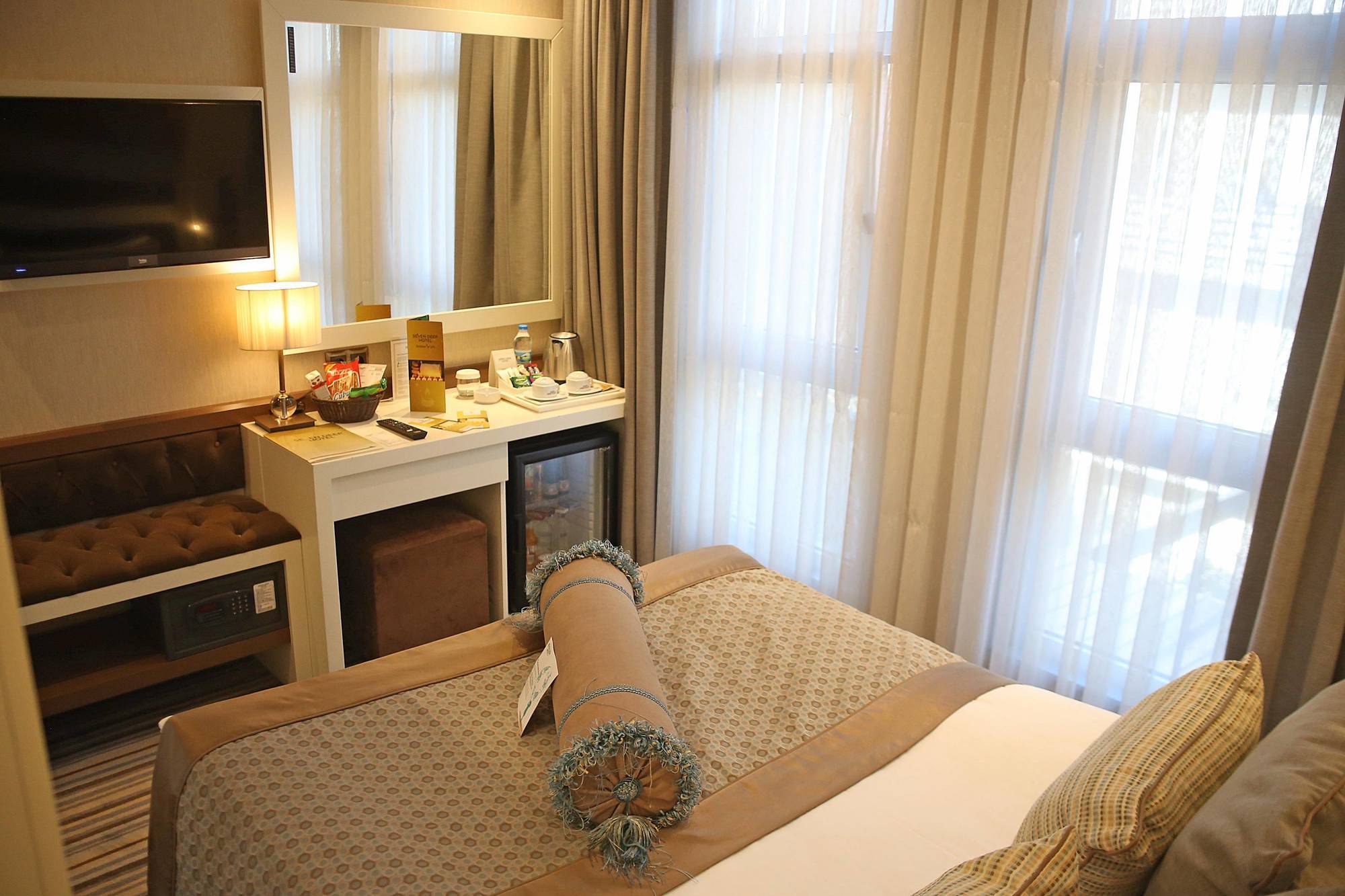 Seven Deep Otel